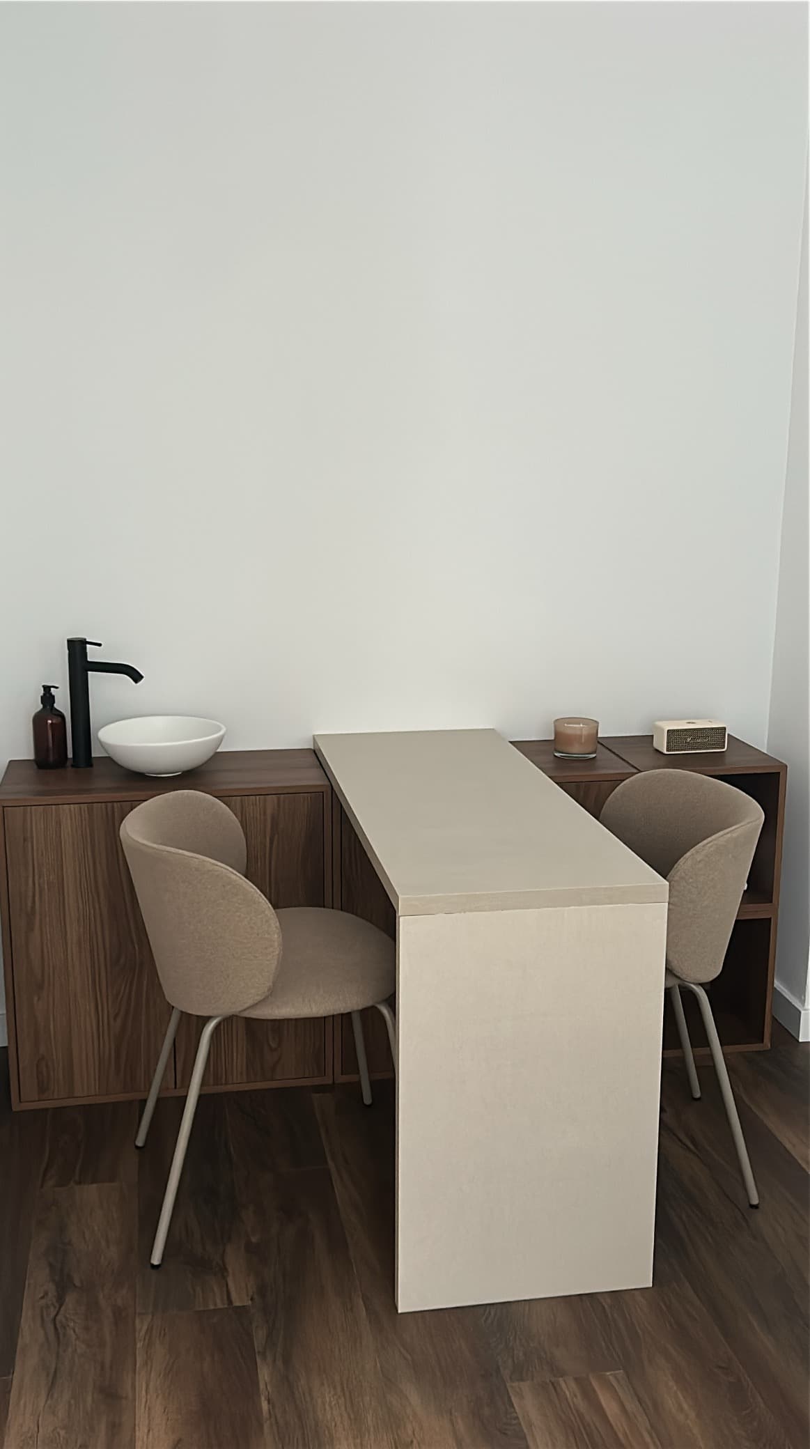 Escritorio de recepción con lavabo, vela y sillas en Senara Studio