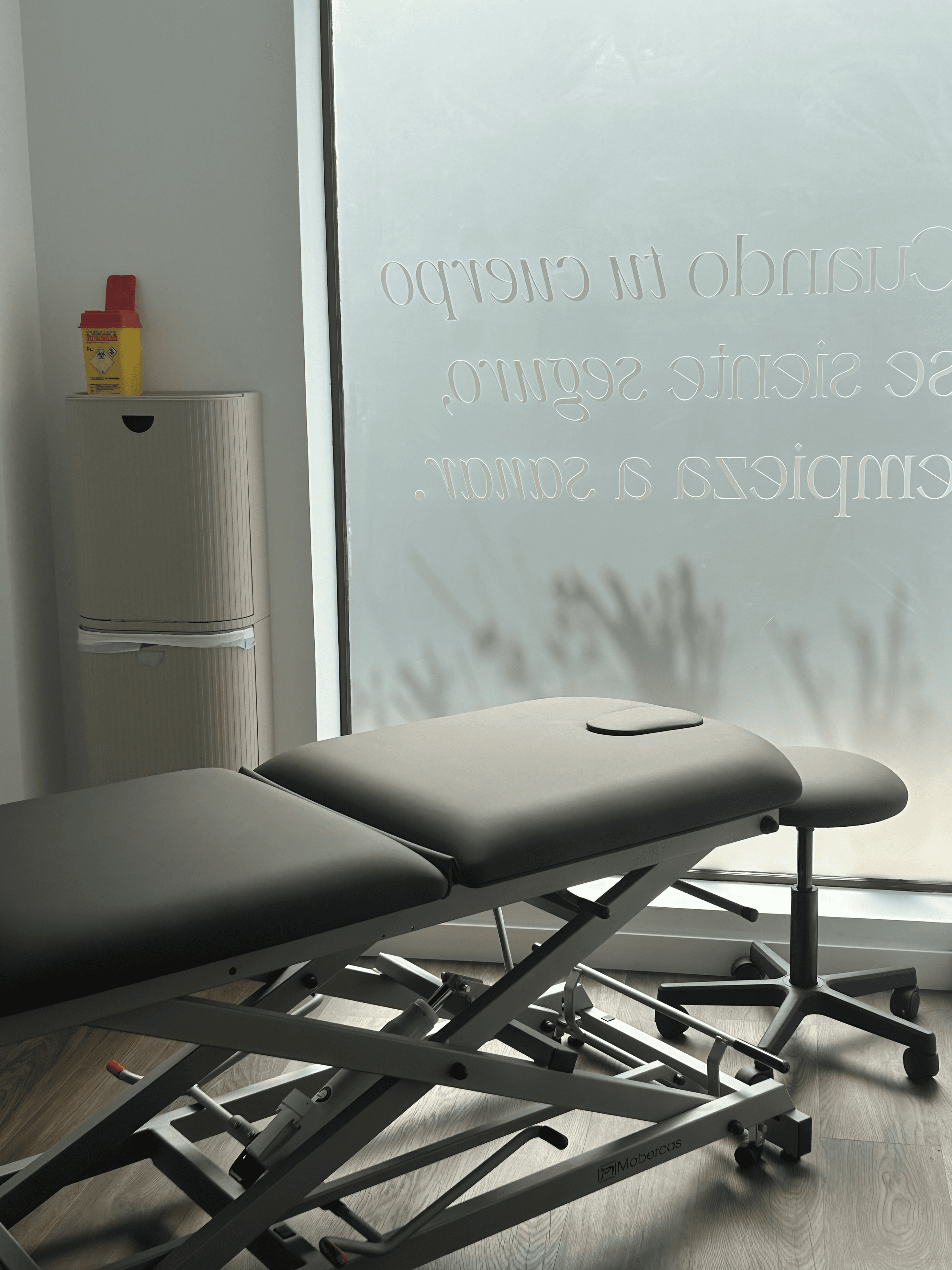 Camilla de fisioterapia en Senara Studio con cristal esmerilado y frase motivacional